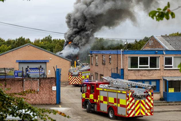News Bilder des Tages UK: Large fire in Linlithgow at metal recycling plant, Linlithgow, 4 October 2026 Pictured - A large fire broke out on Sunday morning at the Brookfield Metals plant in Linlithgow. At least 6 fire appliances were on site and could be seen running shuttles to refill with water in a nearby housing estate as explosions could be heard intermittently as firefighters fought the blaze and a large plume of smoke drifted over the town. (Photo by Andrew West EEm SIPA USA) Linlithgow Scotland Copyright: x(PhotoxbyxAndrewxWest EEm SIPAxUx