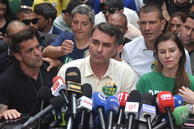 RIO DE JANEIRO, RJ - 04.10.2026: 2026 ELECTIONS IN RIO DE JANEIRO - Flavio Bolsonaro arrives to vote in Rio de Janeiro, this Sunday, October 4th, election day for President of Brazil. x3024763x CristianexMota