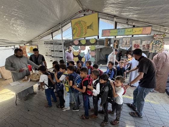Meals distributed to students studying in makeshift tents in Gaza s Khan Yunis KHAN YUNIS, GAZA, PALESTINE - OCTOBER 04: Meals are distributed to students attending Afak School, affiliated with the Ministry of Education and Higher Education, in the Al-Mawasi area of Khan Yunis, Gaza Strip, on October 04, 2026. At the school, where students study on the ground inside torn tents without desks or chairs, meals are provided to children continuing their education amid blockade and war conditions in an effort to ease the hardships they face. Abdallah F.s. Alattar Anadolu Khan Yunis Gaza. Editorial use only. Please get in touch for any other usage. Copyright: x2026xAnadoluxAbdallahxF.s.xAlattarx