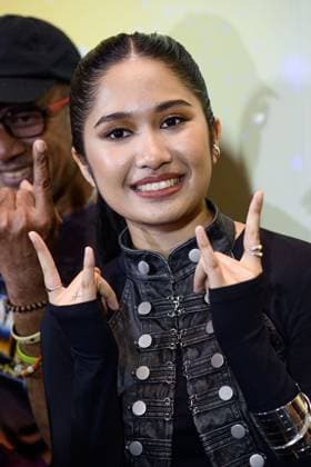 Nene Royal celebrates AGT victory in Bangkok BANGKOK, THAILAND, OCTOBER 4, 2026: Thai singer and guitarist Nene Royal takes part in a victory parade through central Bangkok following her win on Season 21 of America s Got Talent. The 16-year-old, who became the first Thai contestant to win the competition, was welcomed by fans during the Welcome NENE ROYAL: Win The World for Thailand celebration organized by Siam Piwat and private-sector partners. The parade began at Siam Paragon and travelled through central Bangkok before returning to the shopping complex for a welcome event. Bangkok Thailand Copyright: x xWatsawatxKoktabtimx xJNAxPressx