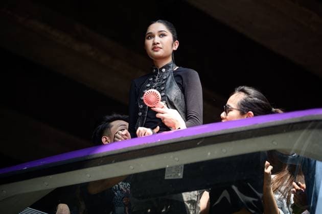 Entertainment Bilder des Tages Nene Royal celebrates AGT victory in Bangkok BANGKOK, THAILAND, OCTOBER 4, 2026: Thai singer and guitarist Nene Royal takes part in a victory parade through central Bangkok following her win on Season 21 of America s Got Talent. The 16-year-old, who became the first Thai contestant to win the competition, was welcomed by fans during the Welcome NENE ROYAL: Win The World for Thailand celebration organized by Siam Piwat and private-sector partners. The parade began at Siam Paragon and travelled through central Bangkok before returning to the shopping complex for a welcome event. Bangkok Thailand Copyright: x xWatsawatxKoktabtimx xJNAxPressx