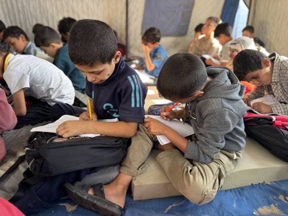 Meals distributed to students studying in makeshift tents in Gaza s Khan Yunis KHAN YUNIS, GAZA, PALESTINE - OCTOBER 04: Meals are distributed to students attending Afak School, affiliated with the Ministry of Education and Higher Education, in the Al-Mawasi area of Khan Yunis, Gaza Strip, on October 04, 2026. At the school, where students study on the ground inside torn tents without desks or chairs, meals are provided to children continuing their education amid blockade and war conditions in an effort to ease the hardships they face. Abdallah F.s. Alattar Anadolu Khan Yunis Gaza. Editorial use only. Please get in touch for any other usage. Copyright: x2026xAnadoluxAbdallahxF.s.xAlattarx