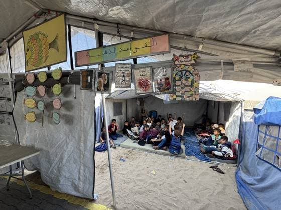 Meals distributed to students studying in makeshift tents in Gaza s Khan Yunis KHAN YUNIS, GAZA, PALESTINE - OCTOBER 04: Meals are distributed to students attending Afak School, affiliated with the Ministry of Education and Higher Education, in the Al-Mawasi area of Khan Yunis, Gaza Strip, on October 04, 2026. At the school, where students study on the ground inside torn tents without desks or chairs, meals are provided to children continuing their education amid blockade and war conditions in an effort to ease the hardships they face. Abdallah F.s. Alattar Anadolu Khan Yunis Gaza. Editorial use only. Please get in touch for any other usage. Copyright: x2026xAnadoluxAbdallahxF.s.xAlattarx