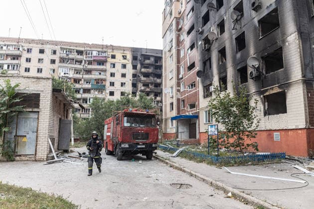 Aftermath of Russian attack on Ukraine s Kramatorsk KRAMATORSK, UKRAINE - OCTOBER 4: Ukrainian firefighters try to put out a fire following several Russian attacks on a residential area in Kramatorsk, Ukraine, 4 October 2026 Diego Herrera Carcedo Anadolu Kramatorsk Ukraine. Editorial use only. Please get in touch for any other usage.  Copyright: x2026xAnadoluxDiegoxHerreraxCarcedox