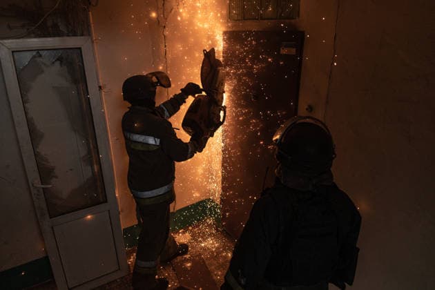 Aftermath of Russian attack on Ukraine s Kramatorsk KRAMATORSK, UKRAINE - OCTOBER 4: Ukrainian firefighters try to open a door to put out a fire following several Russian attacks on a residential area in Kramatorsk, Ukraine, 4 October 2026 Diego Herrera Carcedo Anadolu Kramatorsk Ukraine. Editorial use only. Please get in touch for any other usage.  Copyright: x2026xAnadoluxDiegoxHerreraxCarcedox