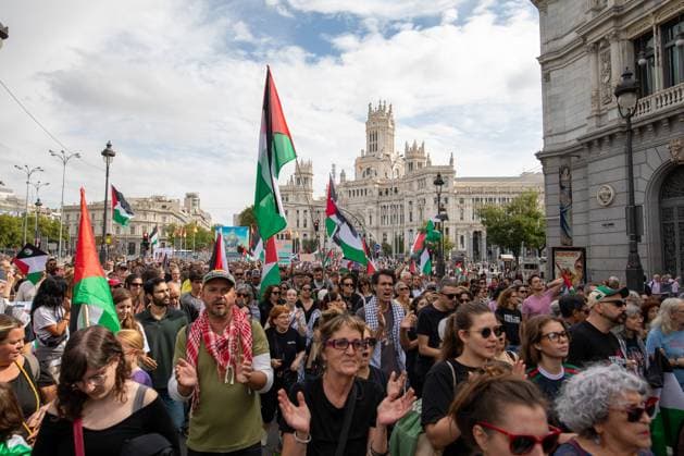 October 4, 2026, Madrid, Spain: Demonstrators protest during a pro-Palestine demonstration.The RESCOP platform (Solidarity Network against the Occupation of Palestine) has called for a nationwide demonstration in solidarity with Palestine, backed by trade union organizations such as the General Confederation of Labor (CGT). The protest is organized under the slogan The genocide continues and aims to draw attention to the ongoing situation faced by the Palestinian population. Madrid Spain - ZUMAs197 20261004_aaa_s197_025 Copyright: xDavidxCanalesx