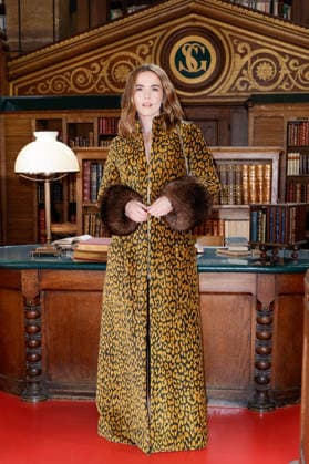 Zoey Deutch at the photocall for the Valentino Women s Ready-to-Wear Spring Summer 2027 show during Paris Fashion Week (PFW) in Paris, France, on October 4, 2026. Olivier Borde, bestimage. Photocall at the Valentino Women’s Ready-to-Wear Spring Summer 2027 show as part of Paris Fashion Week on October 4, 2026, in Paris, France. Paris, France Copyright: xOLIVIERxBORDEx xBESTIMAGExOLIVIERxBORDEx xBESTIMAGEx