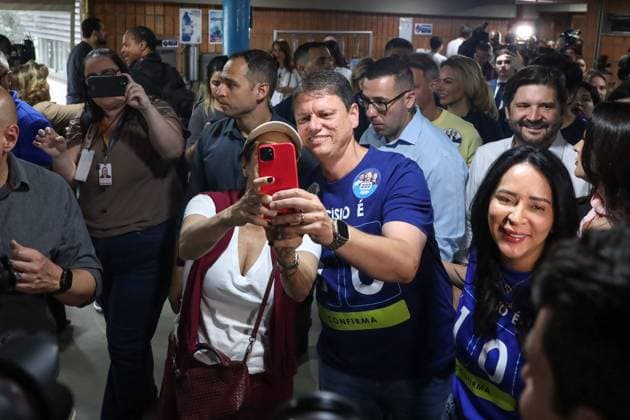 Candidate for re-election, Tarcisio de Freitas votes at a school in the southern zone of Sao Paulo. Candidate for re-election to the government of Sao Paulo, Tarcisio de Freitas (Republicanos) takes a photo with voters after voting at the Miguel de Cervantes school, in the Morumbi neighborhood, south of Sao Paulo, this Sunday, October 4, 2026. SAO PAULO SP BRAZIL Copyright: xMarinaxUezimax