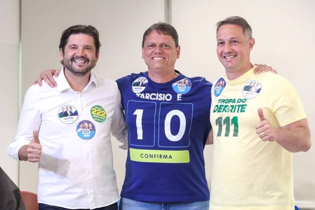 Candidate for re-election, Tarcisio de Freitas votes at a school in the southern zone of Sao Paulo. Candidate for re-election to the government of Sao Paulo, Tarcisio de Freitas (Republicanos) poses next to the candidates for the Senate, Guilherme Derrite (PL) and Andre do Prado (PL) after voting at the Miguel de Cervantes school, in the Morumbi neighborhood, south of Sao Paulo, this Sunday, October 4, 2026. SAO PAULO SP BRAZIL Copyright: xMarinaxUezimax