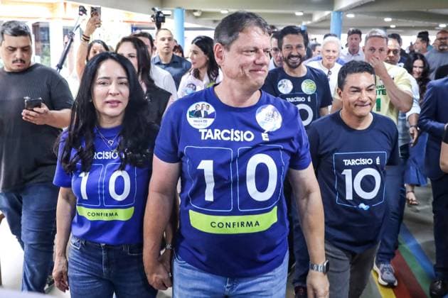 Candidate for re-election, Tarcisio de Freitas votes at a school in the southern zone of Sao Paulo. Candidate for re-election to the government of Sao Paulo, Tarcisio de Freitas (Republicanos) arrives to vote alongside his wife, Cristiane Freitas, and the president of the Republicanos party, Marcos Pereira, at the Miguel de Cervantes school, in the Morumbi neighborhood, south of Sao Paulo, this Sunday, October 4, 2026. SAO PAULO SP BRAZIL Copyright: xMarinaxUezimax