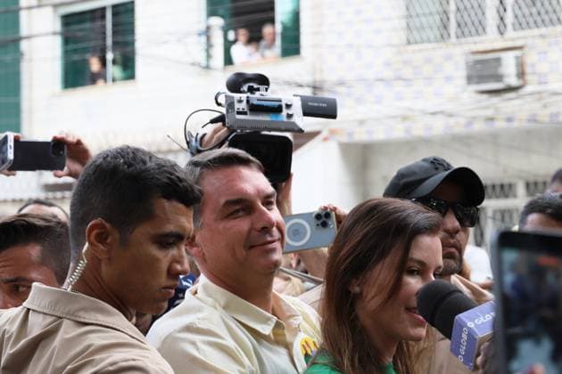Flavio Bolsonaro votes at a school in the northern zone of Rio de Janeiro. Flavio Bolsonaro (PL RJ), senator and candidate for president of the republic, votes accompanied by his wife Fernanda, Douglas Ruas (PL RJ), state deputy and candidate for governor of Rio de Janeiro, Carlos Portinho (PL RJ), senator and candidate for re-election, and Carlos Jordy (PL RJ), federal deputy and candidate for senator, at the Barao Homem de Mello Municipal School, in Vila Isabel, in the northern zone of the city, this Sunday, the 4th. RIO DE JANEIRO Isabel Village RJ BRAZIL Copyright: xCharlesxShollx
