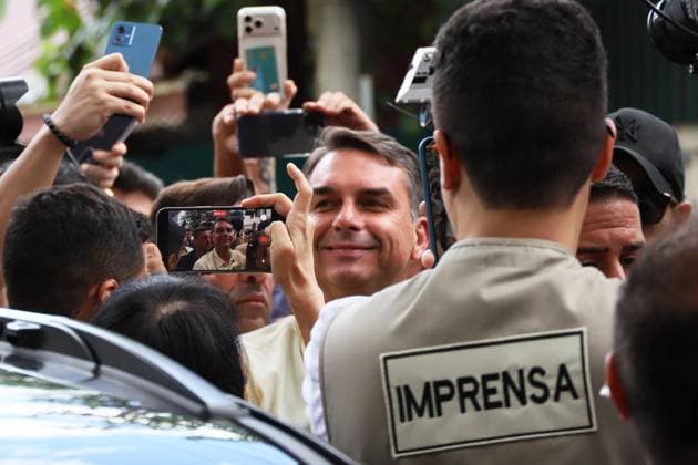 Flavio Bolsonaro votes at a school in the northern zone of Rio de Janeiro. Flavio Bolsonaro (PL RJ), senator and candidate for president of the republic, votes accompanied by his wife Fernanda, Douglas Ruas (PL RJ), state deputy and candidate for governor of Rio de Janeiro, Carlos Portinho (PL RJ), senator and candidate for re-election, and Carlos Jordy (PL RJ), federal deputy and candidate for senator, at the Barao Homem de Mello Municipal School, in Vila Isabel, in the northern zone of the city, this Sunday, the 4th. RIO DE JANEIRO Isabel Village RJ BRAZIL Copyright: xCharlesxShollx