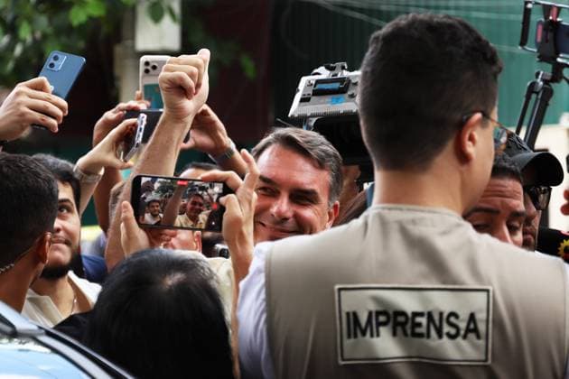 Flavio Bolsonaro votes at a school in the northern zone of Rio de Janeiro. Flavio Bolsonaro (PL RJ), senator and candidate for president of the republic, votes accompanied by his wife Fernanda, Douglas Ruas (PL RJ), state deputy and candidate for governor of Rio de Janeiro, Carlos Portinho (PL RJ), senator and candidate for re-election, and Carlos Jordy (PL RJ), federal deputy and candidate for senator, at the Barao Homem de Mello Municipal School, in Vila Isabel, in the northern zone of the city, this Sunday, the 4th. RIO DE JANEIRO Isabel Village RJ BRAZIL Copyright: xCharlesxShollx