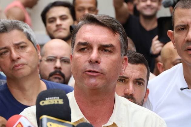 Flavio Bolsonaro votes at a school in the northern zone of Rio de Janeiro. Flavio Bolsonaro (PL RJ), senator and candidate for president of the republic, votes accompanied by his wife Fernanda, Douglas Ruas (PL RJ), state deputy and candidate for governor of Rio de Janeiro, Carlos Portinho (PL RJ), senator and candidate for re-election, and Carlos Jordy (PL RJ), federal deputy and candidate for senator, at the Barao Homem de Mello Municipal School, in Vila Isabel, in the northern zone of the city, this Sunday, the 4th. RIO DE JANEIRO Isabel Village RJ BRAZIL Copyright: xCharlesxShollx