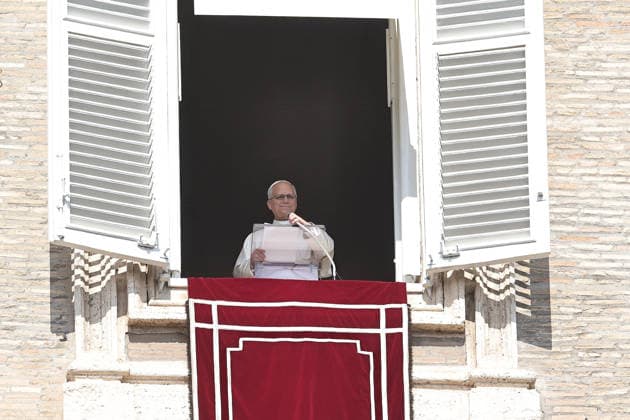 October 4, 2026. Vatican City - POPE LEO XIV delivers Angelus prayer in St. Peter s Square at the Vatican. Faithfull, tourist, nuns, pries and people on the square attends the Angelus. EvandroInetti_via ZUMA Wire Vatican City State - ZUMAi15_ 20261004_zaf_i15_001 Copyright: xEvandroxInettix