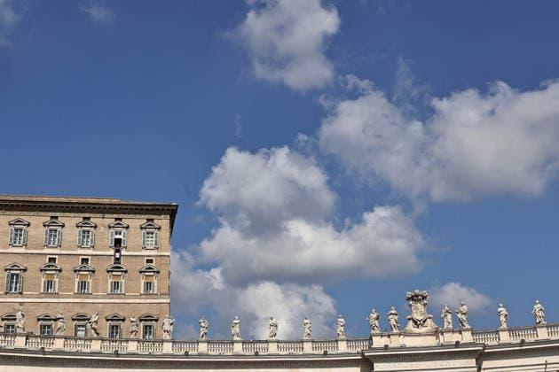 October 4, 2026. Vatican City - POPE LEO XIV delivers Angelus prayer in St. Peter s Square at the Vatican. Faithfull, tourist, nuns, pries and people on the square attends the Angelus. EvandroInetti_via ZUMA Wire Vatican City State - ZUMAi15_ 20261004_zaf_i15_002 Copyright: xEvandroxInettix