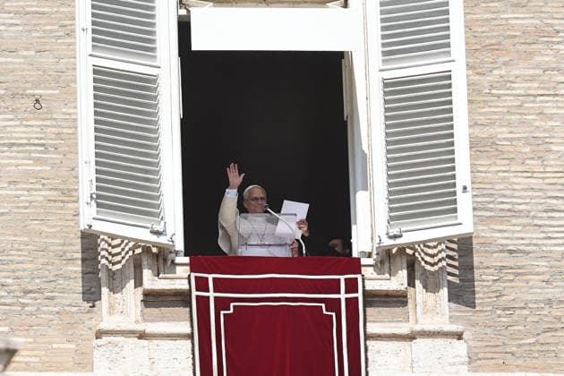 October 4, 2026. Vatican City - POPE LEO XIV delivers Angelus prayer in St. Peter s Square at the Vatican. Faithfull, tourist, nuns, pries and people on the square attends the Angelus. EvandroInetti_via ZUMA Wire Vatican City State - ZUMAi15_ 20261004_zaf_i15_004 Copyright: xEvandroxInettix