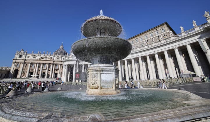 October 4, 2026. Vatican City - POPE LEO XIV delivers Angelus prayer in St. Peter s Square at the Vatican. Faithfull, tourist, nuns, pries and people on the square attends the Angelus. EvandroInetti_via ZUMA Wire Vatican City State - ZUMAi15_ 20261004_zaf_i15_007 Copyright: xEvandroxInettix