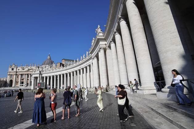 October 4, 2026. Vatican City - POPE LEO XIV delivers Angelus prayer in St. Peter s Square at the Vatican. Faithfull, tourist, nuns, pries and people on the square attends the Angelus. EvandroInetti_via ZUMA Wire Vatican City State - ZUMAi15_ 20261004_zaf_i15_008 Copyright: xEvandroxInettix