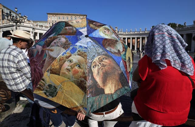 October 4, 2026. Vatican City - POPE LEO XIV delivers Angelus prayer in St. Peter s Square at the Vatican. Faithfull, tourist, nuns, pries and people on the square attends the Angelus. EvandroInetti_via ZUMA Wire Vatican City State - ZUMAi15_ 20261004_zaf_i15_010 Copyright: xEvandroxInettix