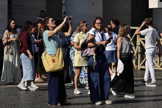 October 4, 2026. Vatican City - POPE LEO XIV delivers Angelus prayer in St. Peter s Square at the Vatican. Faithfull, tourist, nuns, pries and people on the square attends the Angelus. EvandroInetti_via ZUMA Wire Vatican City State - ZUMAi15_ 20261004_zaf_i15_013 Copyright: xEvandroxInettix