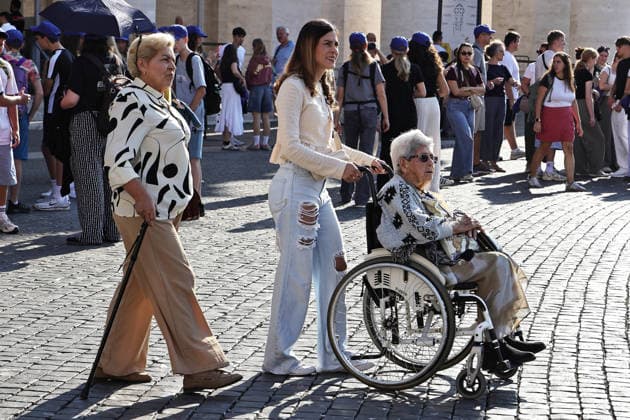 October 4, 2026. Vatican City - POPE LEO XIV delivers Angelus prayer in St. Peter s Square at the Vatican. Faithfull, tourist, nuns, pries and people on the square attends the Angelus. EvandroInetti_via ZUMA Wire Vatican City State - ZUMAi15_ 20261004_zaf_i15_006 Copyright: xEvandroxInettix