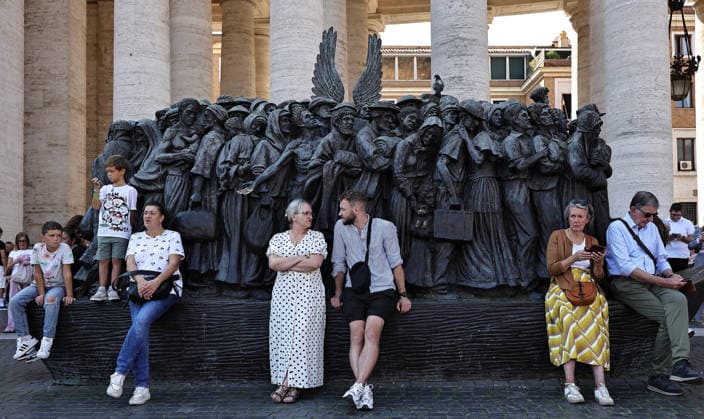 October 4, 2026. Vatican City - POPE LEO XIV delivers Angelus prayer in St. Peter s Square at the Vatican. Faithfull, tourist, nuns, pries and people on the square attends the Angelus. EvandroInetti_via ZUMA Wire Vatican City State - ZUMAi15_ 20261004_zaf_i15_014 Copyright: xEvandroxInettix