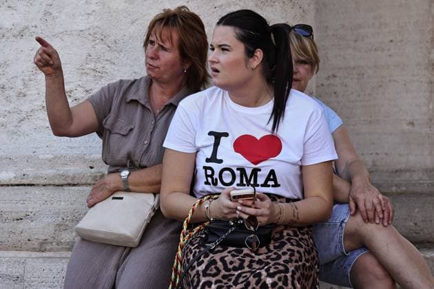 October 4, 2026. Vatican City - POPE LEO XIV delivers Angelus prayer in St. Peter s Square at the Vatican. Faithfull, tourist, nuns, pries and people on the square attends the Angelus. EvandroInetti_via ZUMA Wire Vatican City State - ZUMAi15_ 20261004_zaf_i15_016 Copyright: xEvandroxInettix