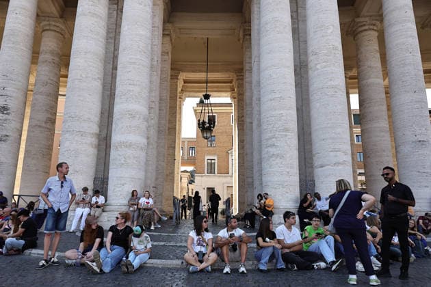 October 4, 2026. Vatican City - POPE LEO XIV delivers Angelus prayer in St. Peter s Square at the Vatican. Faithfull, tourist, nuns, pries and people on the square attends the Angelus. EvandroInetti_via ZUMA Wire Vatican City State - ZUMAi15_ 20261004_zaf_i15_015 Copyright: xEvandroxInettix
