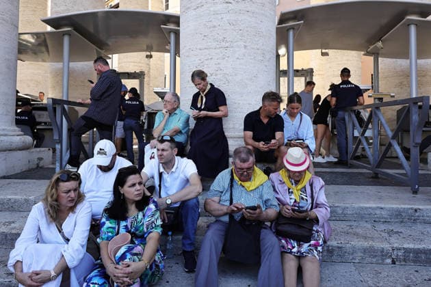 October 4, 2026. Vatican City - POPE LEO XIV delivers Angelus prayer in St. Peter s Square at the Vatican. Faithfull, tourist, nuns, pries and people on the square attends the Angelus. EvandroInetti_via ZUMA Wire Vatican City State - ZUMAi15_ 20261004_zaf_i15_019 Copyright: xEvandroxInettix