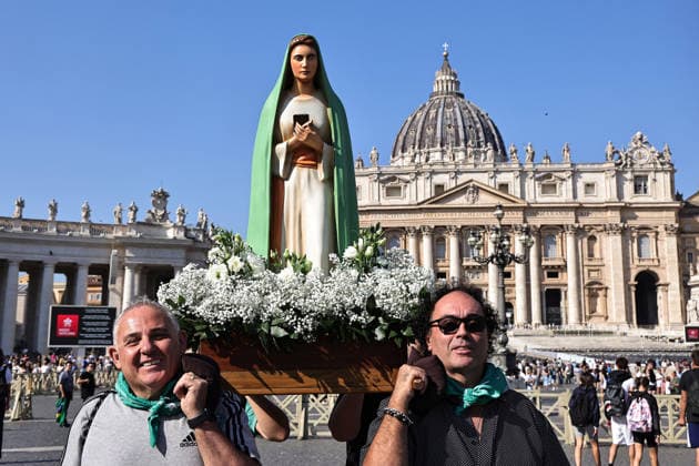October 4, 2026. Vatican City - POPE LEO XIV delivers Angelus prayer in St. Peter s Square at the Vatican. Faithfull, tourist, nuns, pries and people on the square attends the Angelus. EvandroInetti_via ZUMA Wire Vatican City State - ZUMAi15_ 20261004_zaf_i15_020 Copyright: xEvandroxInettix