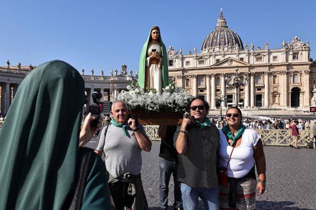 October 4, 2026. Vatican City - POPE LEO XIV delivers Angelus prayer in St. Peter s Square at the Vatican. Faithfull, tourist, nuns, pries and people on the square attends the Angelus. EvandroInetti_via ZUMA Wire Vatican City State - ZUMAi15_ 20261004_zaf_i15_021 Copyright: xEvandroxInettix