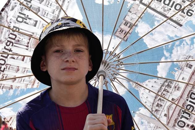 October 4, 2026. Vatican City - POPE LEO XIV delivers Angelus prayer in St. Peter s Square at the Vatican. Faithfull, tourist, nuns, pries and people on the square attends the Angelus. EvandroInetti_via ZUMA Wire Vatican City State - ZUMAi15_ 20261004_zaf_i15_022 Copyright: xEvandroxInettix
