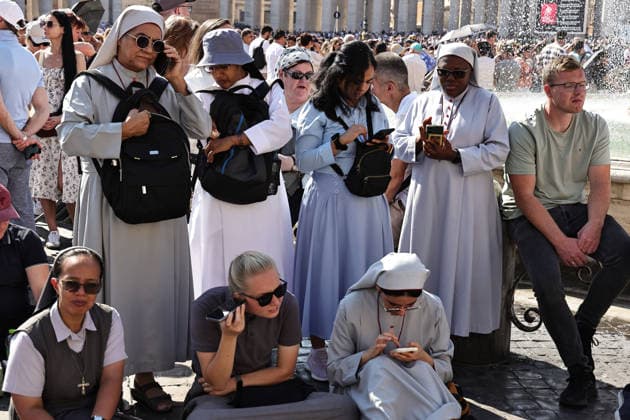 October 4, 2026. Vatican City - POPE LEO XIV delivers Angelus prayer in St. Peter s Square at the Vatican. Faithfull, tourist, nuns, pries and people on the square attends the Angelus. EvandroInetti_via ZUMA Wire Vatican City State - ZUMAi15_ 20261004_zaf_i15_023 Copyright: xEvandroxInettix