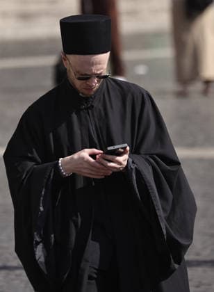 October 4, 2026. Vatican City - POPE LEO XIV delivers Angelus prayer in St. Peter s Square at the Vatican. Faithfull, tourist, nuns, pries and people on the square attends the Angelus. EvandroInetti_via ZUMA Wire Vatican City State - ZUMAi15_ 20261004_zaf_i15_027 Copyright: xEvandroxInettix