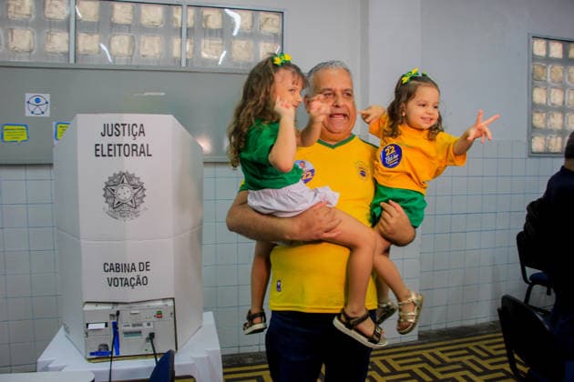 MACEIo, AL - 04.10.2026: ALFREDO GASPAR VOTA EM MACEIo - Vice-presidential candidate Alfredo Gaspar (PL) voted this Sunday morning (4) at the Guido school, in the Farol neighborhood, in the capital of Alagoas. He was accompanied by his two granddaughters. x3025018x GUIDOxJR.