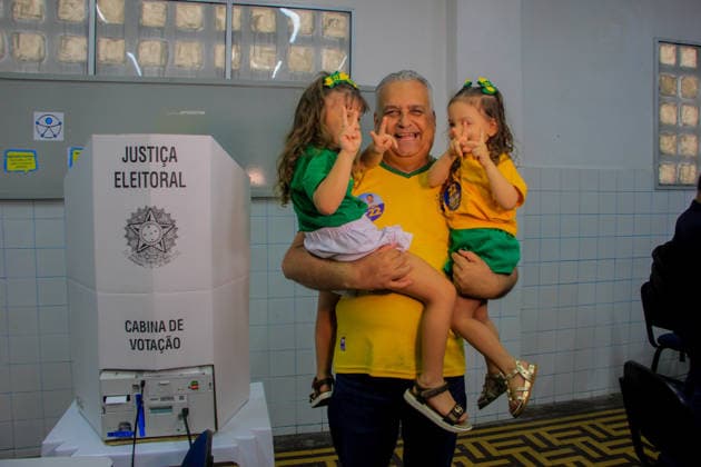 MACEIo, AL - 04.10.2026: ALFREDO GASPAR VOTA EM MACEIo - Vice-presidential candidate Alfredo Gaspar (PL) voted this Sunday morning (4) at the Guido school, in the Farol neighborhood, in the capital of Alagoas. He was accompanied by his two granddaughters. x3025019x GUIDOxJR.