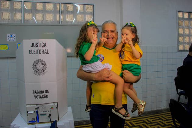 MACEIo, AL - 04.10.2026: ALFREDO GASPAR VOTA EM MACEIo - Vice-presidential candidate Alfredo Gaspar (PL) voted this Sunday morning (4) at the Guido school, in the Farol neighborhood, in the capital of Alagoas. He was accompanied by his two granddaughters. x3025020x  GUIDOxJR.