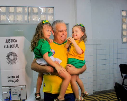 MACEIo, AL - 04.10.2026: ALFREDO GASPAR VOTA EM MACEIo - Vice-presidential candidate Alfredo Gaspar (PL) voted this Sunday morning (4) at the Guido school, in the Farol neighborhood, in the capital of Alagoas. He was accompanied by his two granddaughters. x3025021x GUIDOxJR.