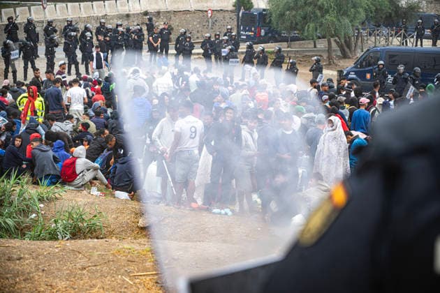The migrants evicted from El Trampolín are divided between those who return to Morocco and those who prefer to register. National Police officers intervene during the eviction of the group of migrants gathered on El Trampolín Beach on October 4, 2026, in Ceuta, Spain. The National Police escort buses full of migrants evicted from El Trampolín Beach toward the Tarajal border area, where some choose to stay at the Temporary Care Center for Foreigners (CATE) in order to be registered and subsequently accommodated, while others prefer to return to Morocco on foot and voluntarily. OCTOBER 4, 2026 MIGRATION CRISIS Ceuta, Spain  Copyright: xMarcosxMorenox 7820094