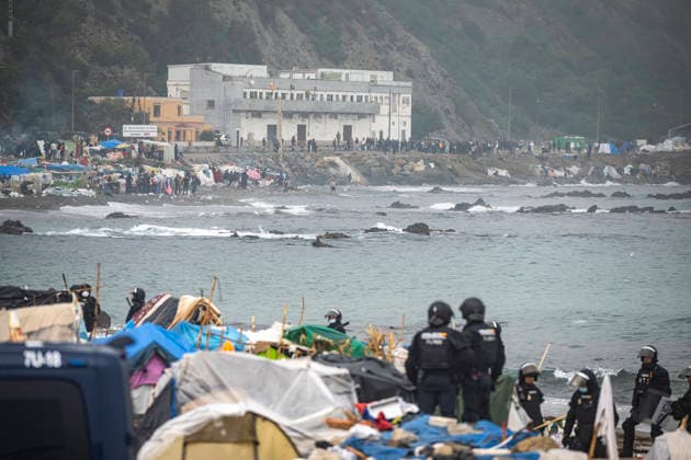 The migrants evicted from El Trampolín are divided between those who return to Morocco and those who prefer to register. National Police officers intervene during the eviction of the group of migrants gathered on El Trampolín Beach on October 4, 2026, in Ceuta, Spain. The National Police escort buses full of migrants evicted from El Trampolín Beach toward the Tarajal border area, where some choose to stay at the Temporary Care Center for Foreigners (CATE) in order to be registered and subsequently accommodated, while others prefer to return to Morocco on foot and voluntarily. OCTOBER 4, 2026 MIGRATION CRISIS Ceuta, Spain  Copyright: xMarcosxMorenox 7820085
