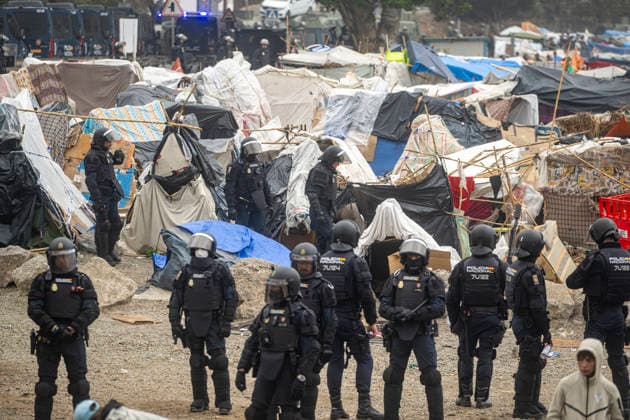 The migrants evicted from El Trampolín are divided between those who return to Morocco and those who prefer to register. National Police officers intervene during the eviction of the group of migrants gathered on El Trampolín Beach on October 4, 2026, in Ceuta, Spain. The National Police escort buses full of migrants evicted from El Trampolín Beach toward the Tarajal border area, where some choose to stay at the Temporary Care Center for Foreigners (CATE) in order to be registered and subsequently accommodated, while others prefer to return to Morocco on foot and voluntarily. OCTOBER 4, 2026 MIGRATION CRISIS Ceuta, Spain  Copyright: xMarcosxMorenox 7820088