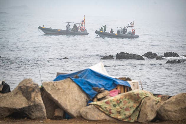 The migrants evicted from El Trampolín are divided between those who return to Morocco and those who prefer to register. Civil Guard boats patrol the coast during the evacuation of the group of migrants stranded on El Trampolín Beach, on October 4, 2026, in Ceuta, Spain. The National Police escort buses full of migrants evicted from El Trampolín Beach toward the Tarajal border area, where some choose to stay at the Temporary Care Center for Foreigners (CATE) in order to be registered and subsequently placed in shelters, while others prefer to return to Morocco on foot and voluntarily. OCTOBER 4, 2026 MIGRATION CRISIS Ceuta, Spain  Copyright: xMarcosxMorenox 7820104