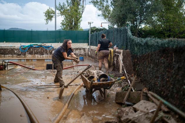Heavy rains in Catalonia leave two dead and the Besòs River at risk of flooding. Residents clean up the mud that has accumulated in the streets and homes due to the torrential rains, on October 4, 2026, in Montornès del Vallès, Barcelona, Catalonia, Spain. The storm hitting Catalonia has left two people dead in the region. The president of the Generalitat, Salvador Illa, reported the death in Tordera of a 75-year-old man, who was at a campground when a wall reportedly collapsed on him. The second victim is a person who had been reported missing and was found in Montornès del Vallès. Emergency services are searching for another missing person in Riera de Pineda de Mar. The rains and storms have put eleven autonomous communities on alert thi  Copyright: xLorenaxSopÃªnax 7820127