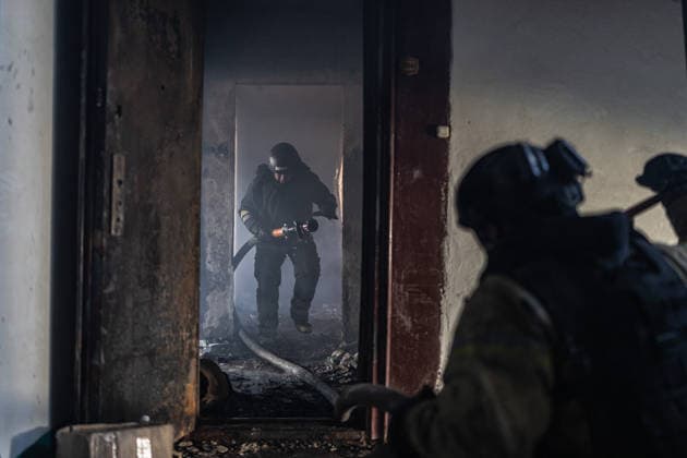 Aftermath of Russian attack on Ukraine s Kramatorsk KRAMATORSK, UKRAINE - OCTOBER 4: Ukrainian firefighters try to put out a fire following several Russian attacks on a residential area in Kramatorsk, Ukraine, 4 October 2026 Diego Herrera Carcedo Anadolu Kramatorsk Ukraine. Editorial use only. Please get in touch for any other usage.  Copyright: x2026xAnadoluxDiegoxHerreraxCarcedox