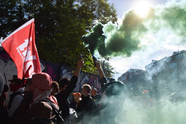 October 4, 2026, London, England, United Kingdom: A protester sets off a smoke flare during the march to Cable Street against racism and fascism, marking the 90th anniversary since the Battle of Cable Street. London United Kingdom  - ZUMAv130 20261004_zip_v130_025 Copyright: xVukxValcicx
