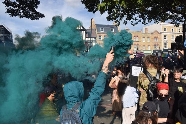 October 4, 2026, London, England, United Kingdom: A protester sets off a smoke flare during the march to Cable Street against racism and fascism, marking the 90th anniversary since the Battle of Cable Street. London United Kingdom  - ZUMAv130 20261004_zip_v130_026 Copyright: xVukxValcicx