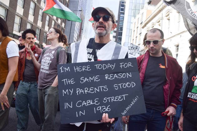 October 4, 2026, London, England, United Kingdom: Protesters march to Cable Street against racism and fascism, marking the 90th anniversary since the Battle of Cable Street. London United Kingdom  - ZUMAv130 20261004_zip_v130_046 Copyright: xVukxValcicx