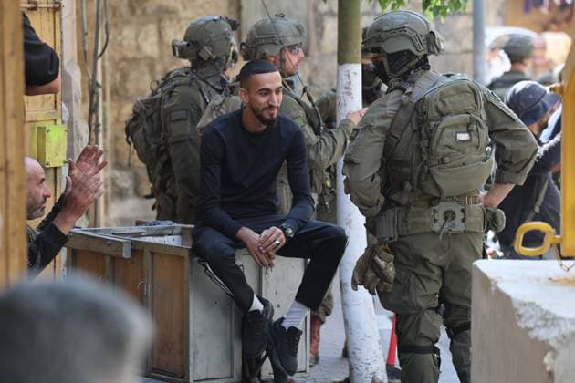 Israeli forces install new military gates in Hebron HEBRON, OCCUPIED WEST BANK, OCTOBER 4, 2026: Newly installed Israeli military gates are seen near entrances to Hebron s Old City as Israeli forces impose additional movement restrictions in the area. One of the new iron gates was installed in the Al-Zahid area, a key route connecting neighborhoods of the Old City and providing access toward the Ibrahimi Mosque. Local shop owner Badr al-Tamimi said the restrictions were affecting access to more than 1,000 commercial shops and over 500 homes in the area. HEBRON Palestine, State of Copyright: x xMosabxshawerx xJNAxPressx