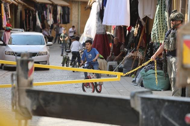 Israeli forces install new military gates in Hebron HEBRON, OCCUPIED WEST BANK, OCTOBER 4, 2026: Newly installed Israeli military gates are seen near entrances to Hebron s Old City as Israeli forces impose additional movement restrictions in the area. One of the new iron gates was installed in the Al-Zahid area, a key route connecting neighborhoods of the Old City and providing access toward the Ibrahimi Mosque. Local shop owner Badr al-Tamimi said the restrictions were affecting access to more than 1,000 commercial shops and over 500 homes in the area. HEBRON Palestine, State of Copyright: x xMosabxshawerx xJNAxPressx